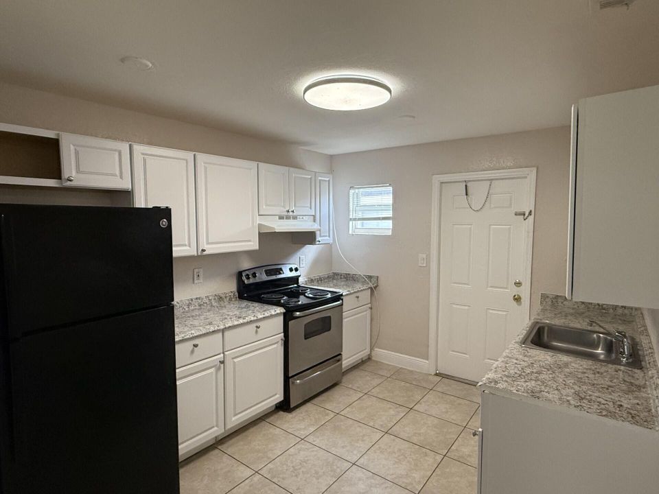 出租: $1,450 (2 贝兹, 1 浴室, 800 平方英尺)