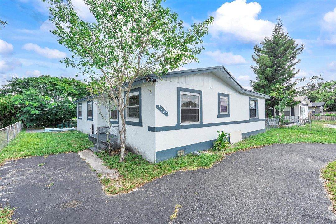 Active With Contract: $385,000 (3 beds, 1 baths, 1678 Square Feet)