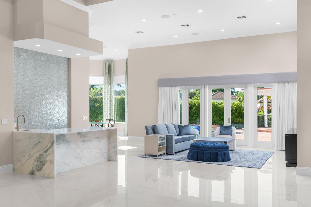 合同活跃: $2,490,000 (4 贝兹, 4 浴室, 3581 平方英尺)