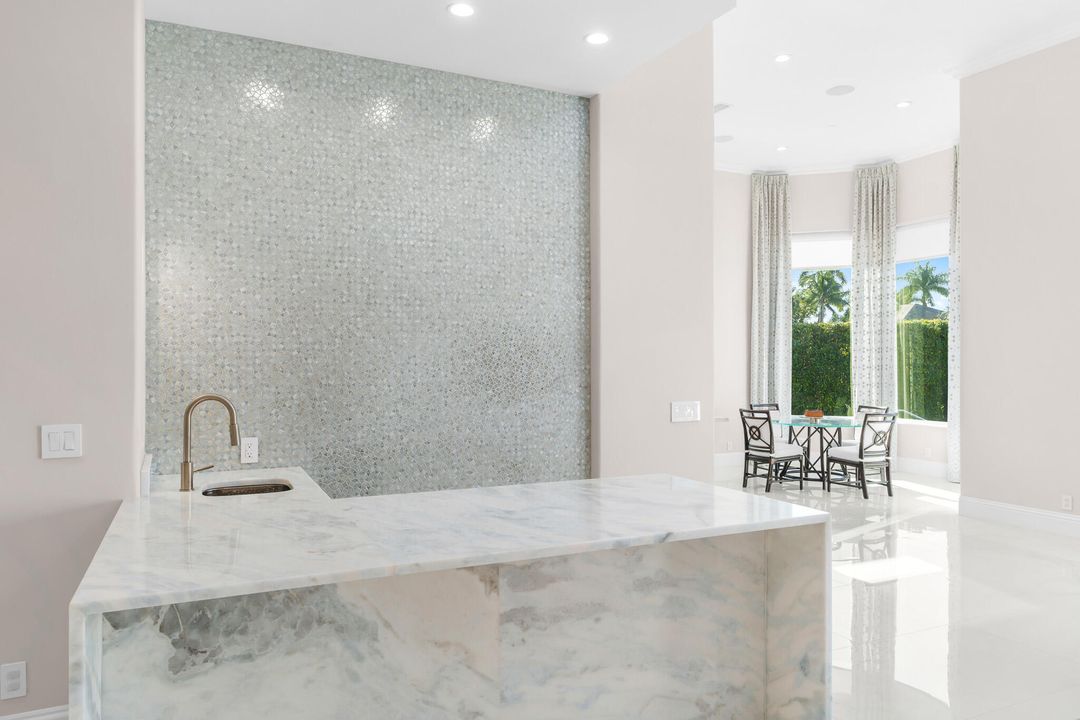 合同活跃: $2,490,000 (4 贝兹, 4 浴室, 3581 平方英尺)