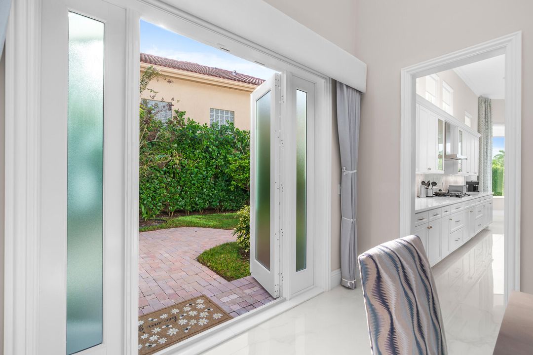 合同活跃: $2,490,000 (4 贝兹, 4 浴室, 3581 平方英尺)