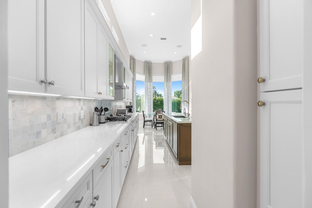 合同活跃: $2,490,000 (4 贝兹, 4 浴室, 3581 平方英尺)