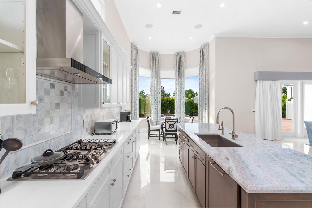 合同活跃: $2,490,000 (4 贝兹, 4 浴室, 3581 平方英尺)