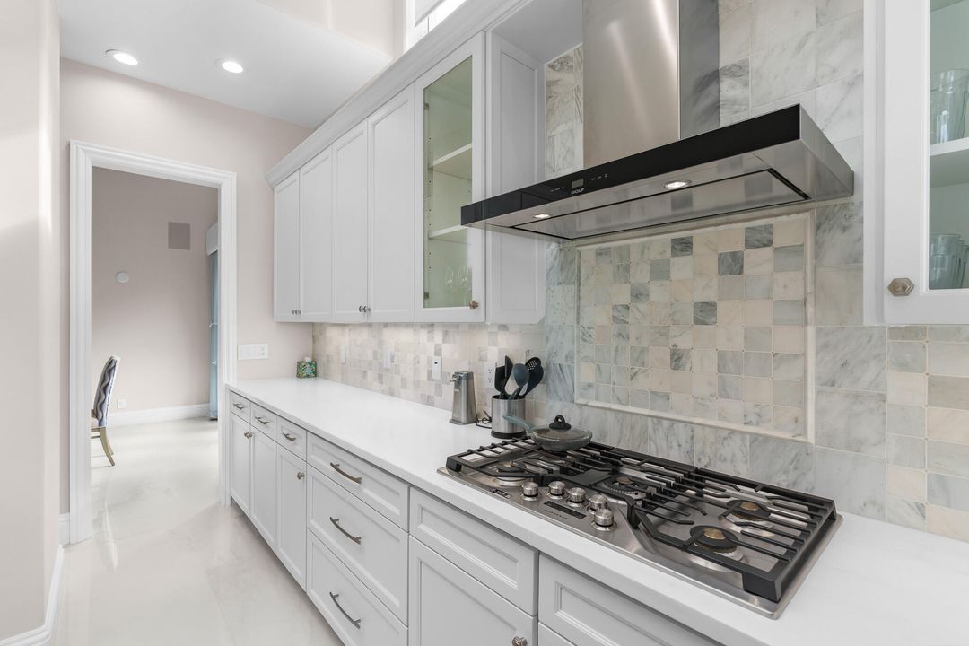 合同活跃: $2,490,000 (4 贝兹, 4 浴室, 3581 平方英尺)