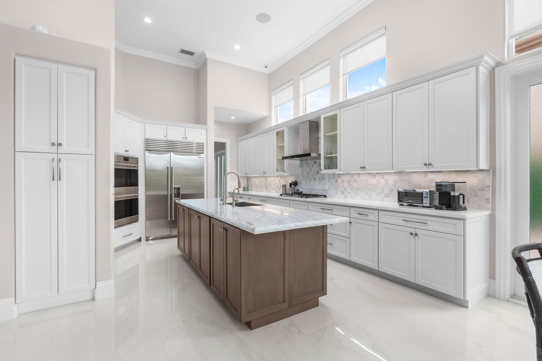 合同活跃: $2,490,000 (4 贝兹, 4 浴室, 3581 平方英尺)