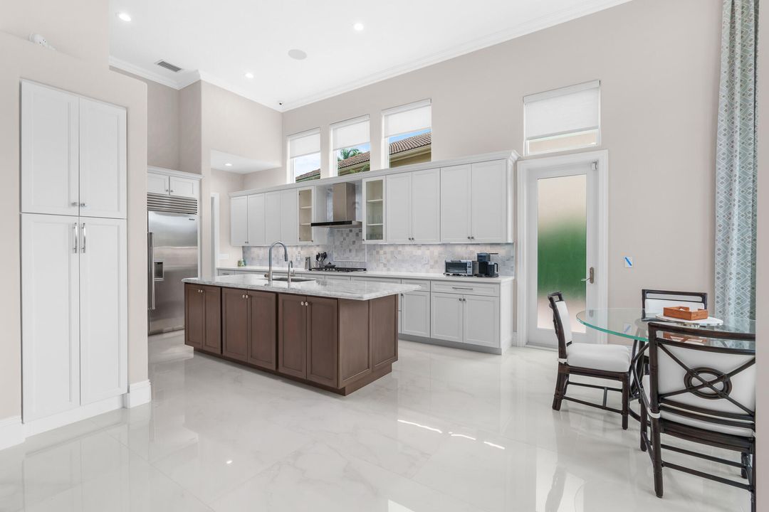 合同活跃: $2,490,000 (4 贝兹, 4 浴室, 3581 平方英尺)