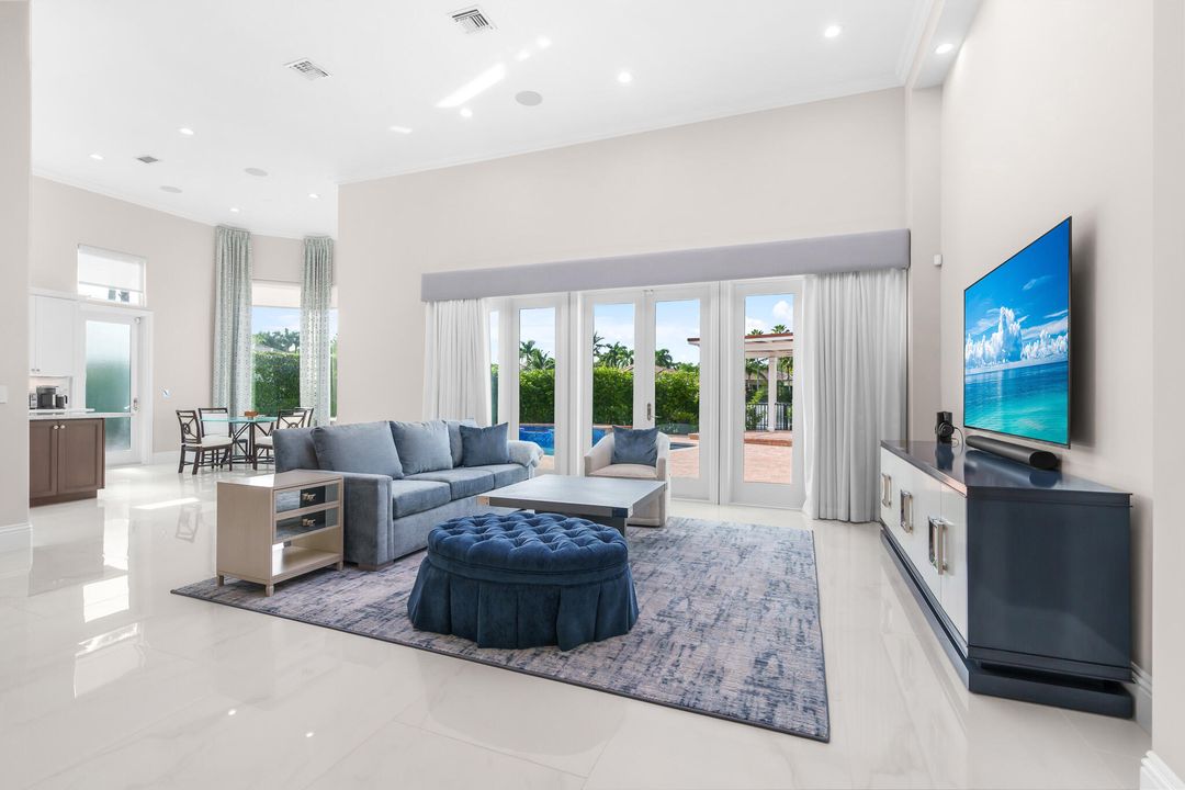 合同活跃: $2,490,000 (4 贝兹, 4 浴室, 3581 平方英尺)