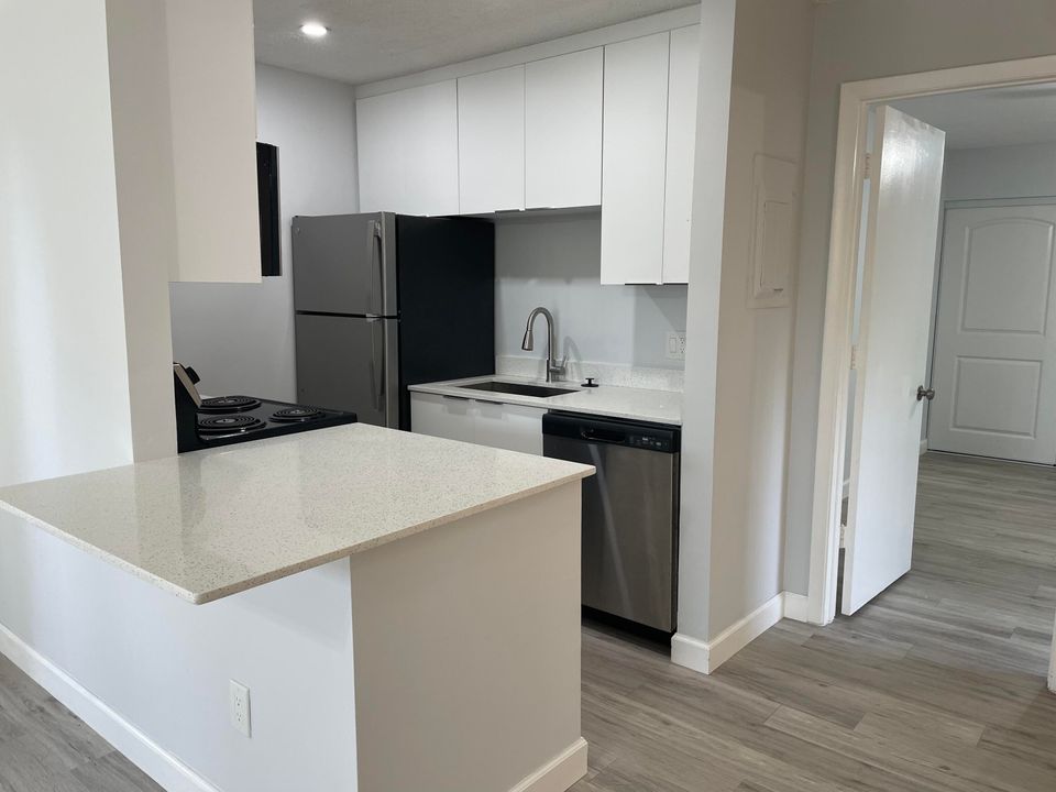 For Sale: $165,000 (1 beds, 1 baths, 722 Square Feet)