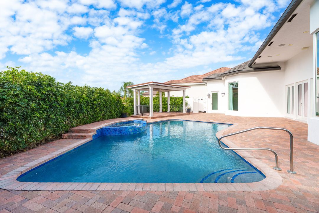 合同活跃: $2,490,000 (4 贝兹, 4 浴室, 3581 平方英尺)