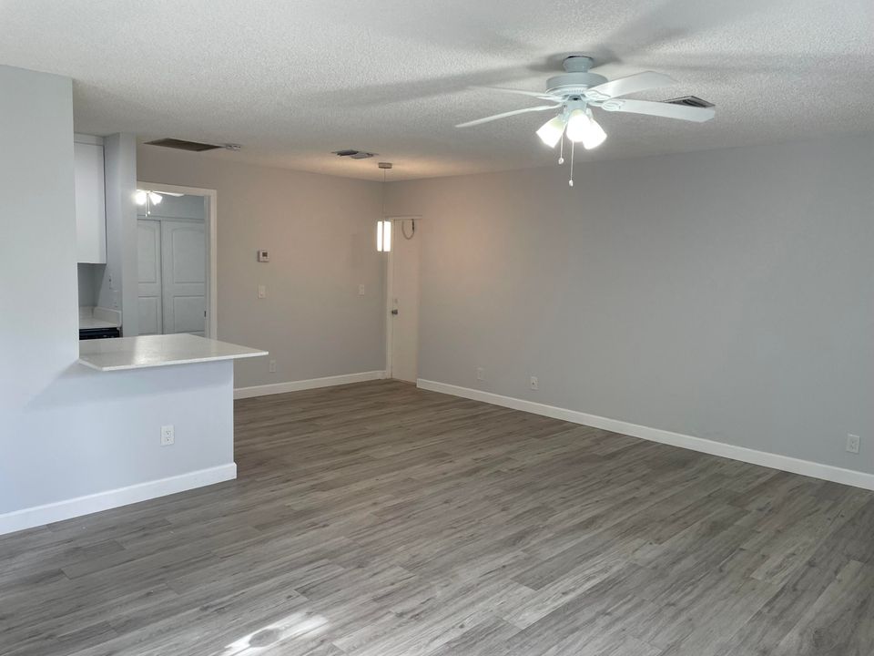 For Sale: $165,000 (1 beds, 1 baths, 722 Square Feet)