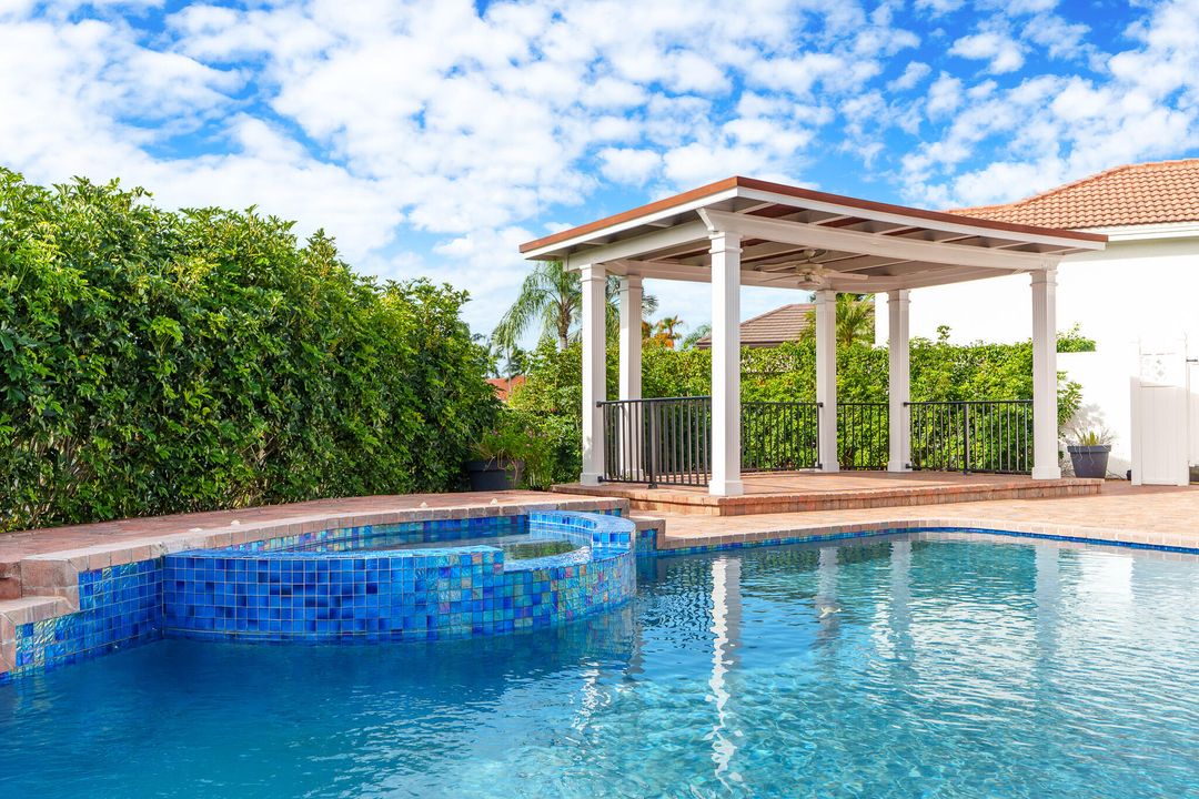 合同活跃: $2,490,000 (4 贝兹, 4 浴室, 3581 平方英尺)