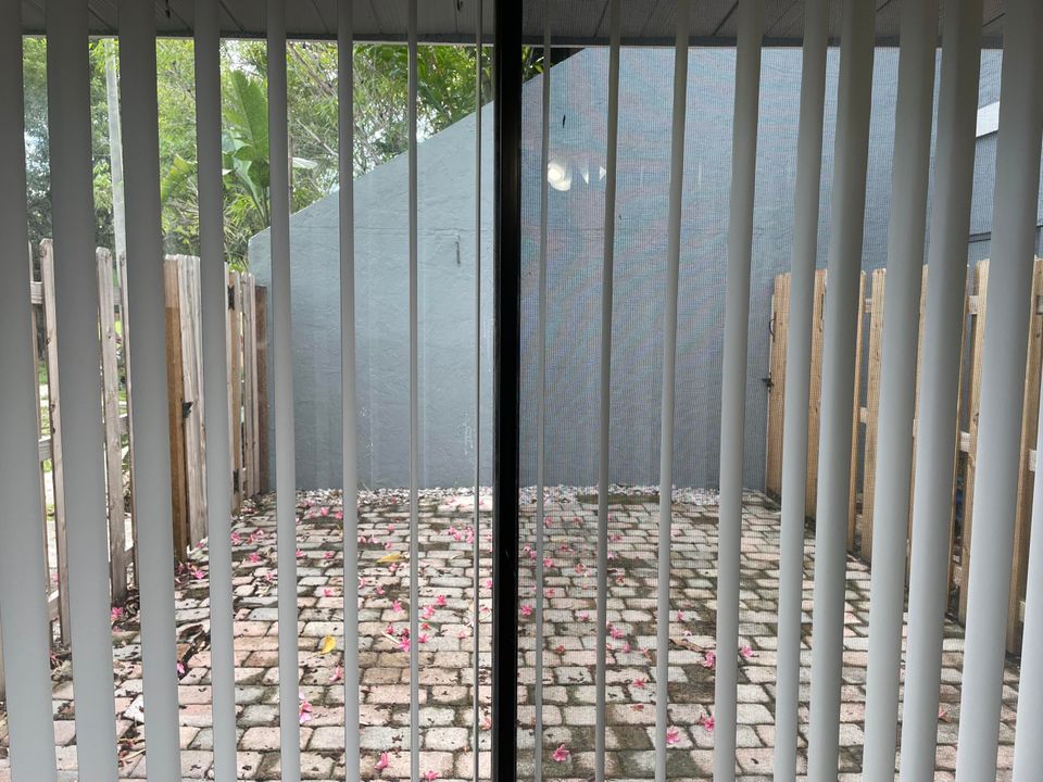 For Sale: $165,000 (1 beds, 1 baths, 722 Square Feet)