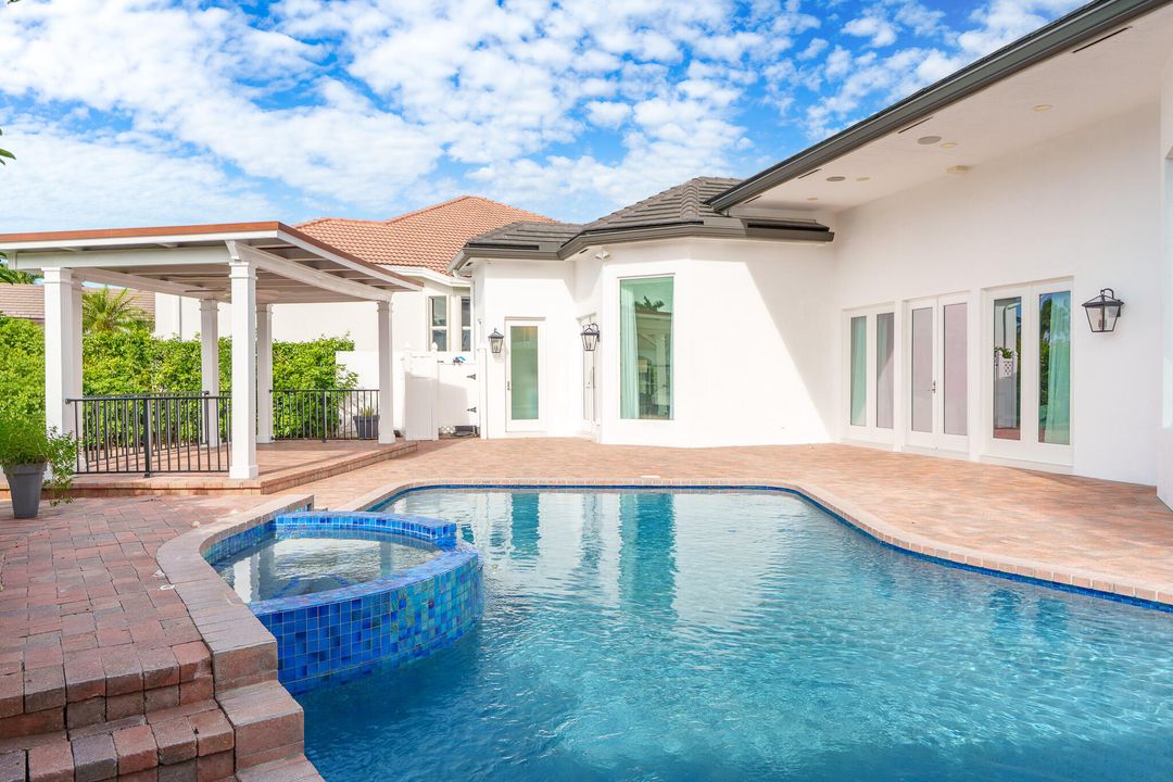 合同活跃: $2,490,000 (4 贝兹, 4 浴室, 3581 平方英尺)