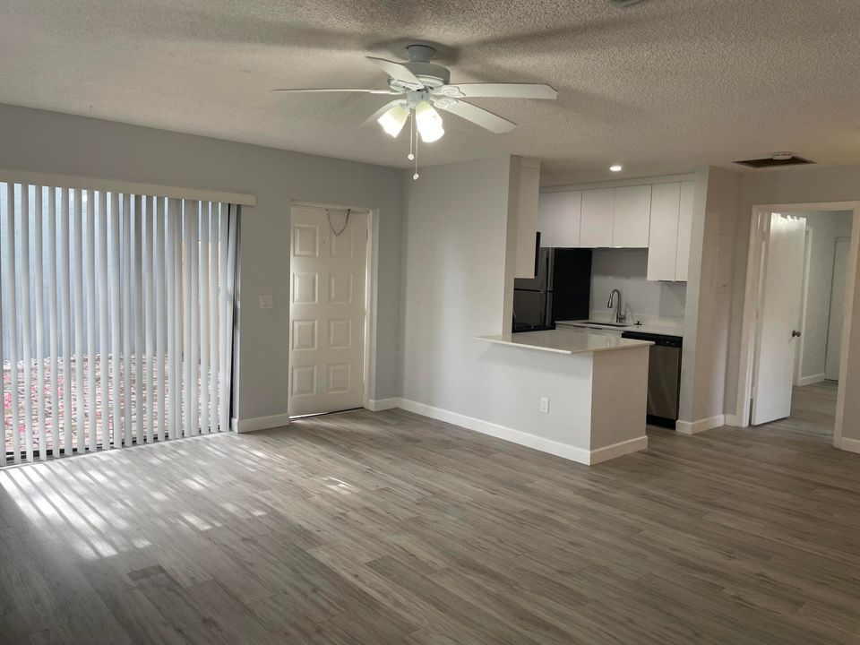 For Sale: $165,000 (1 beds, 1 baths, 722 Square Feet)