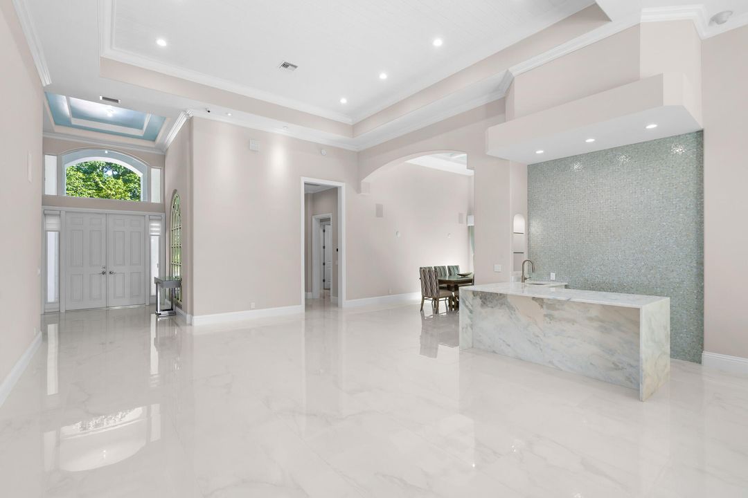 合同活跃: $2,490,000 (4 贝兹, 4 浴室, 3581 平方英尺)