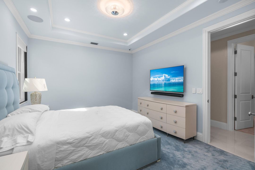 合同活跃: $2,490,000 (4 贝兹, 4 浴室, 3581 平方英尺)