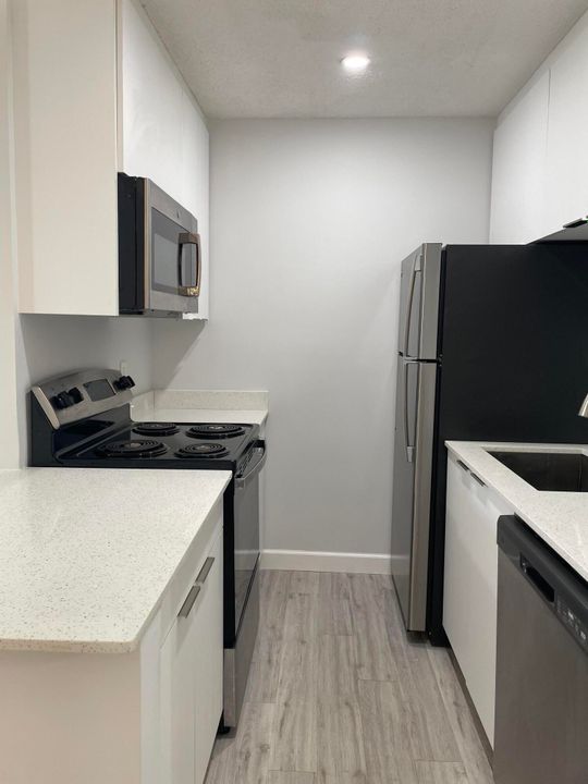 For Sale: $165,000 (1 beds, 1 baths, 722 Square Feet)