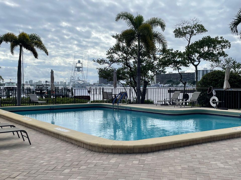 Active With Contract: $785,000 (3 beds, 3 baths, 1895 Square Feet)