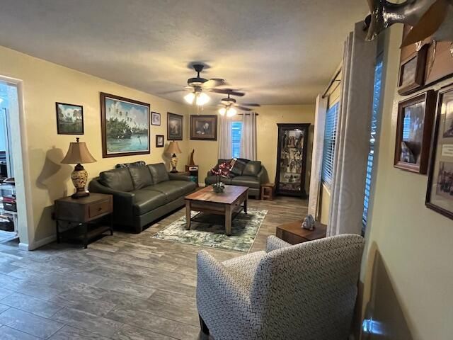 Active With Contract: $380,000 (3 beds, 2 baths, 1943 Square Feet)