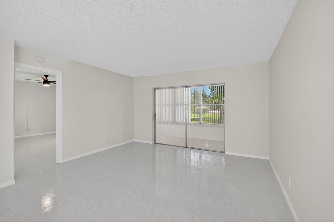 Под контрактом: $114,900 (2 спален, 2 ванн, 925 Квадратных фут)