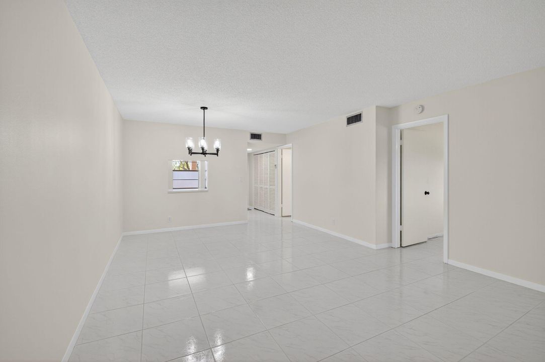 Под контрактом: $114,900 (2 спален, 2 ванн, 925 Квадратных фут)