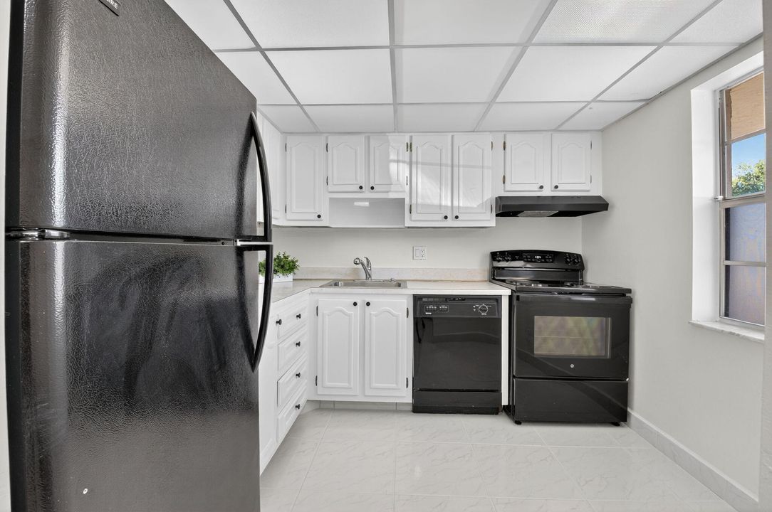 Под контрактом: $114,900 (2 спален, 2 ванн, 925 Квадратных фут)