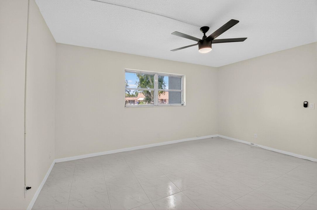 Под контрактом: $114,900 (2 спален, 2 ванн, 925 Квадратных фут)