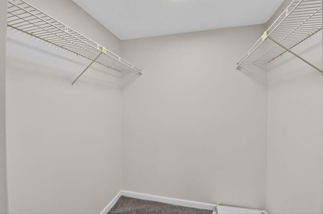 Под контрактом: $114,900 (2 спален, 2 ванн, 925 Квадратных фут)