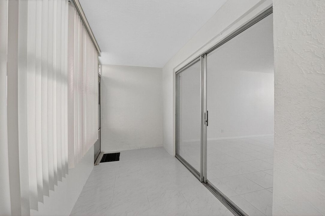 Под контрактом: $114,900 (2 спален, 2 ванн, 925 Квадратных фут)