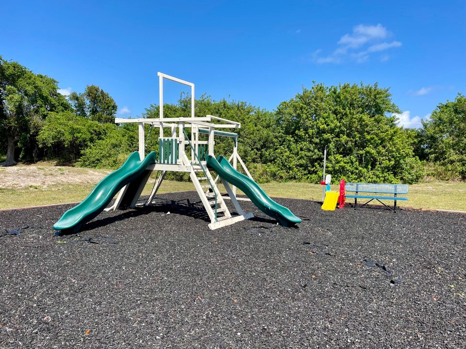 For Sale: $165,000 (1 beds, 1 baths, 722 Square Feet)