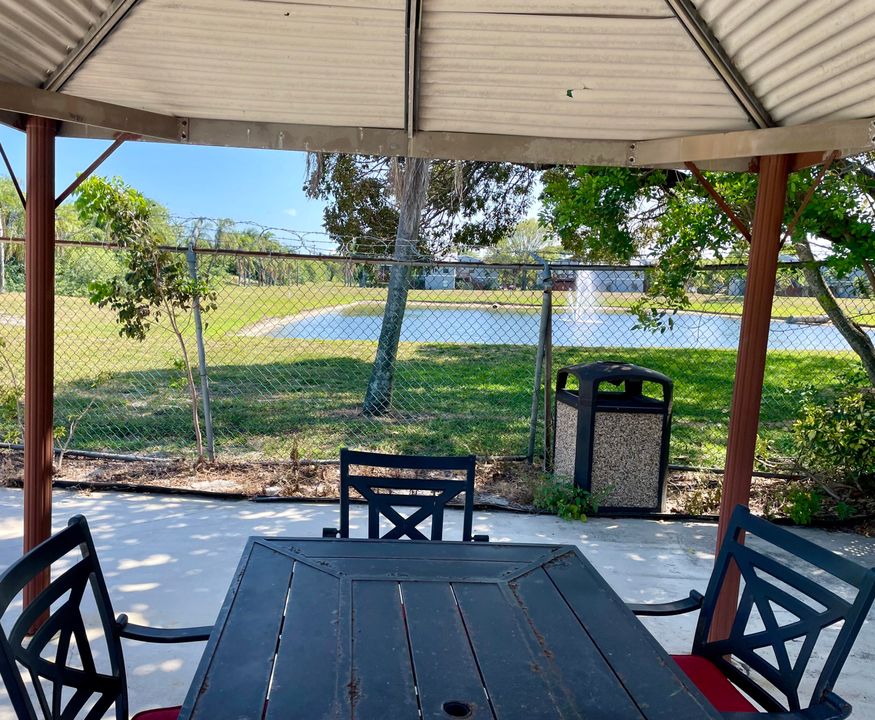 For Sale: $165,000 (1 beds, 1 baths, 722 Square Feet)