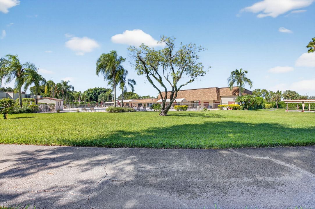 Под контрактом: $114,900 (2 спален, 2 ванн, 925 Квадратных фут)