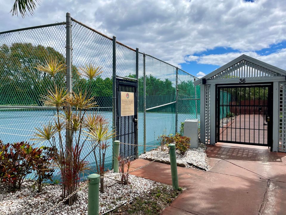 For Sale: $165,000 (1 beds, 1 baths, 722 Square Feet)