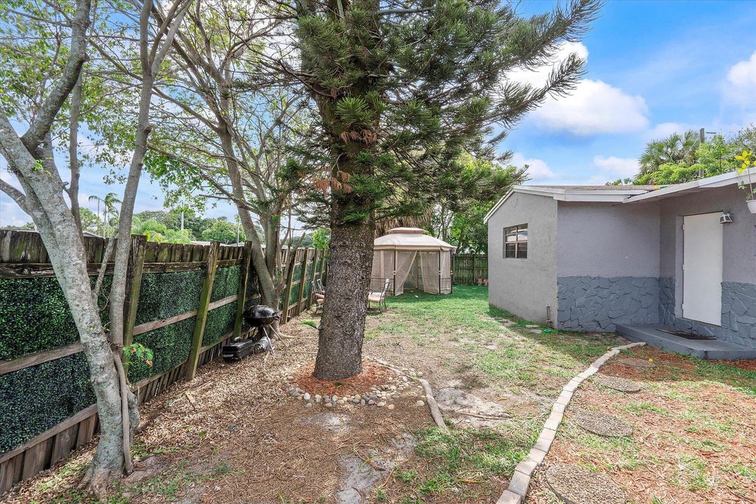 合同活跃: $270,000 (2 贝兹, 1 浴室, 1393 平方英尺)