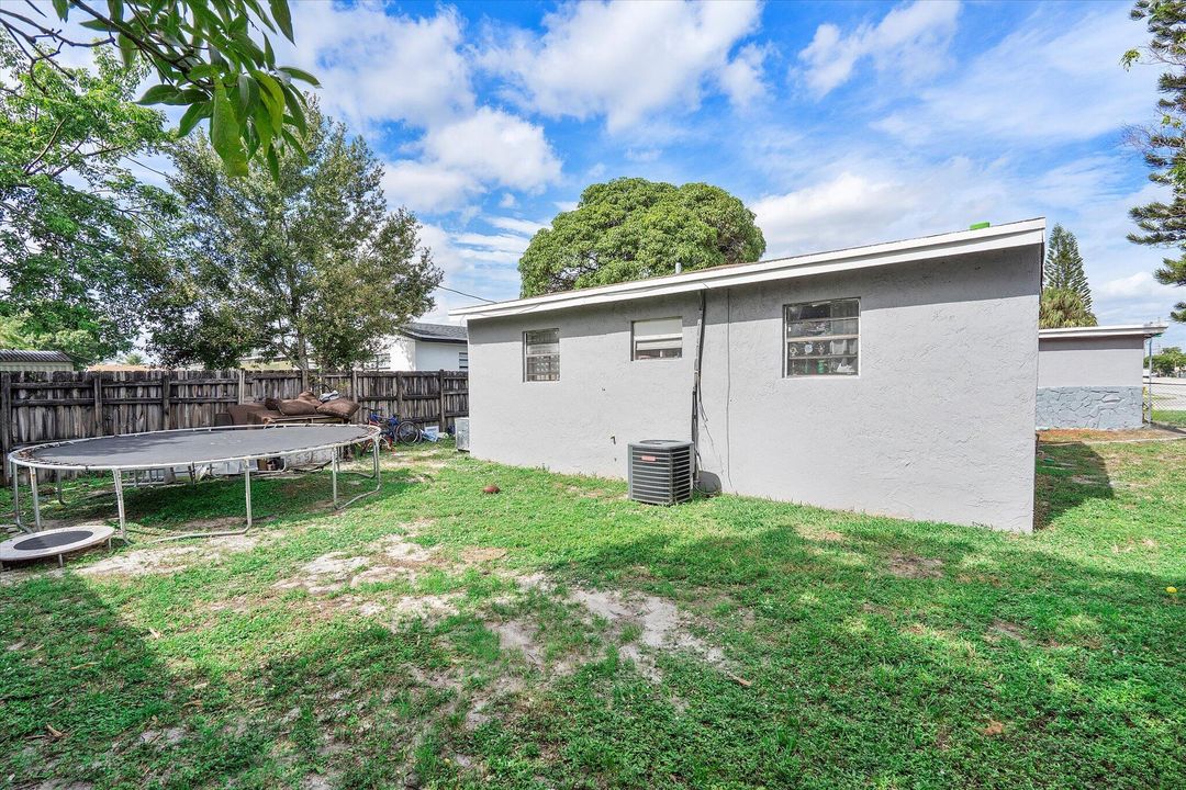 合同活跃: $270,000 (2 贝兹, 1 浴室, 1393 平方英尺)