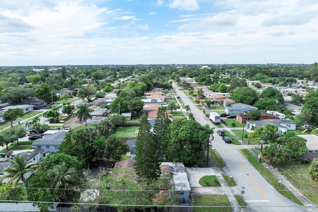 合同活跃: $270,000 (2 贝兹, 1 浴室, 1393 平方英尺)