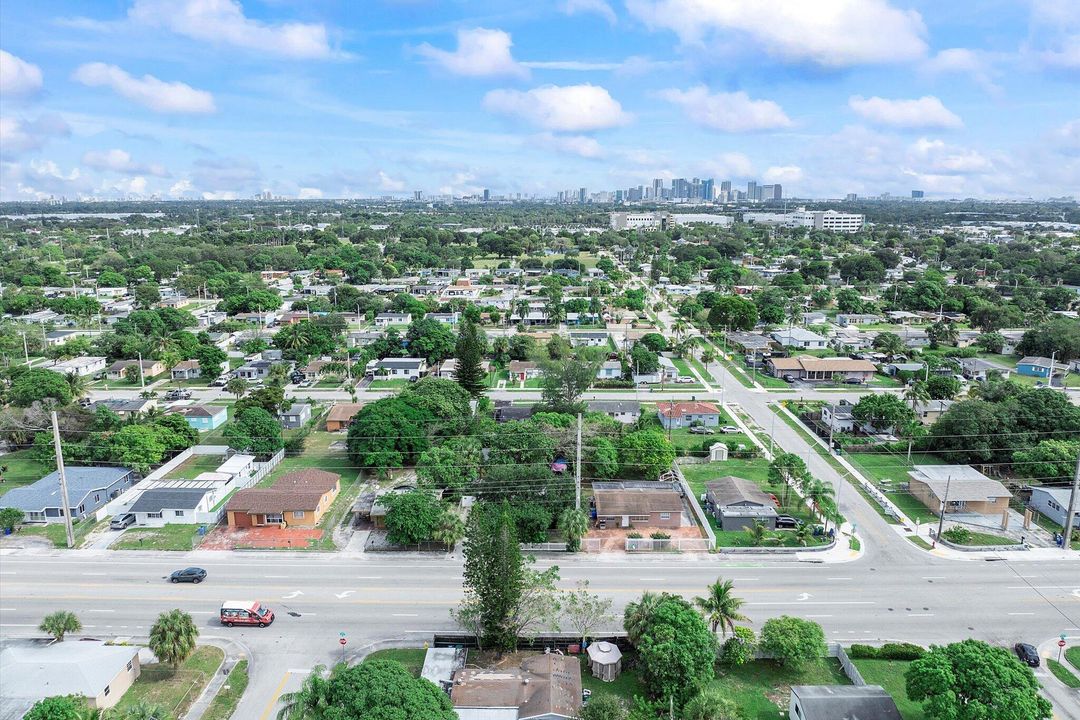 合同活跃: $270,000 (2 贝兹, 1 浴室, 1393 平方英尺)