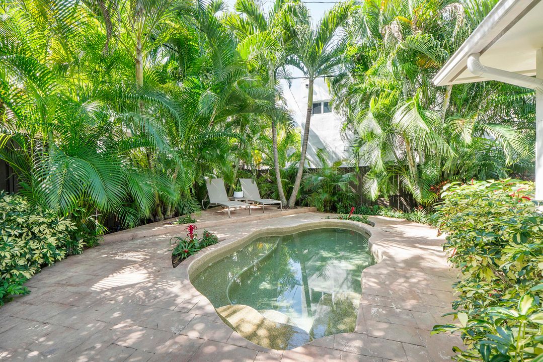 Active With Contract: $1,474,000 (3 beds, 2 baths, 2207 Square Feet)