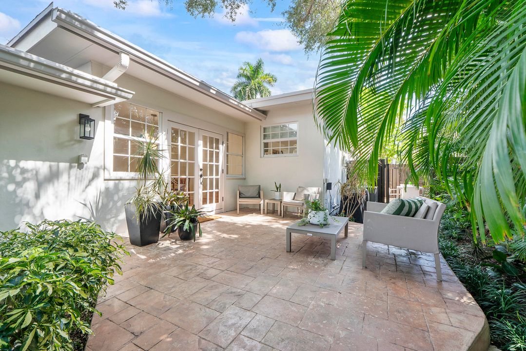 Active With Contract: $1,474,000 (3 beds, 2 baths, 2207 Square Feet)