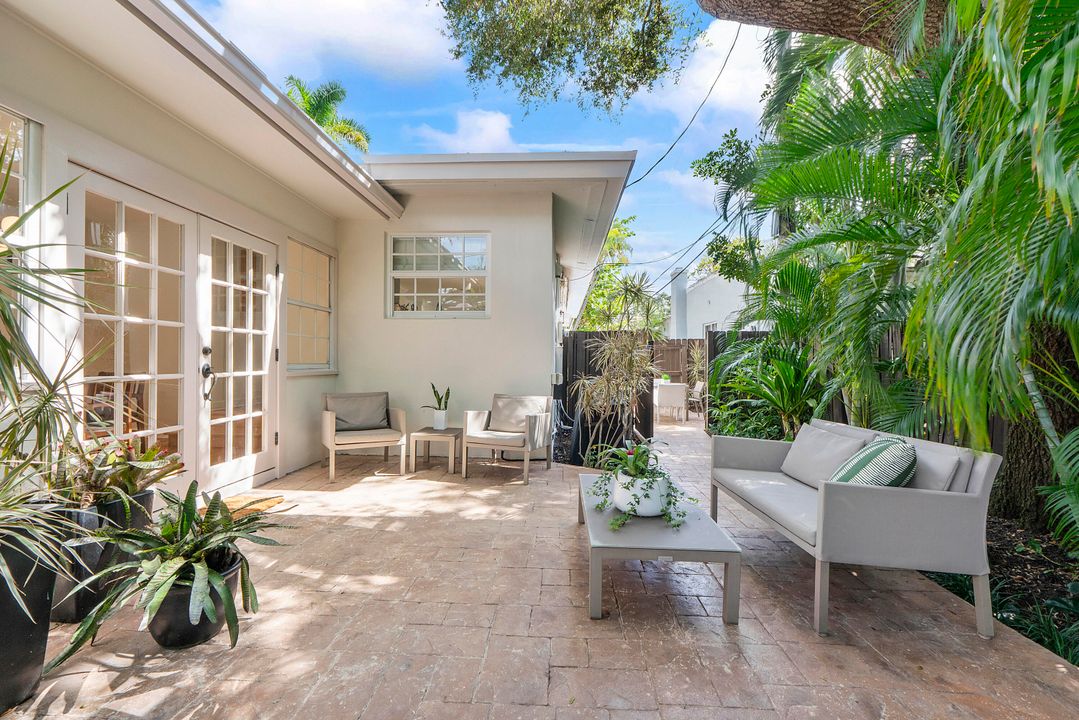 Active With Contract: $1,474,000 (3 beds, 2 baths, 2207 Square Feet)