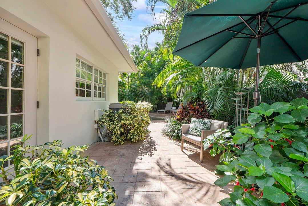 Active With Contract: $1,474,000 (3 beds, 2 baths, 2207 Square Feet)