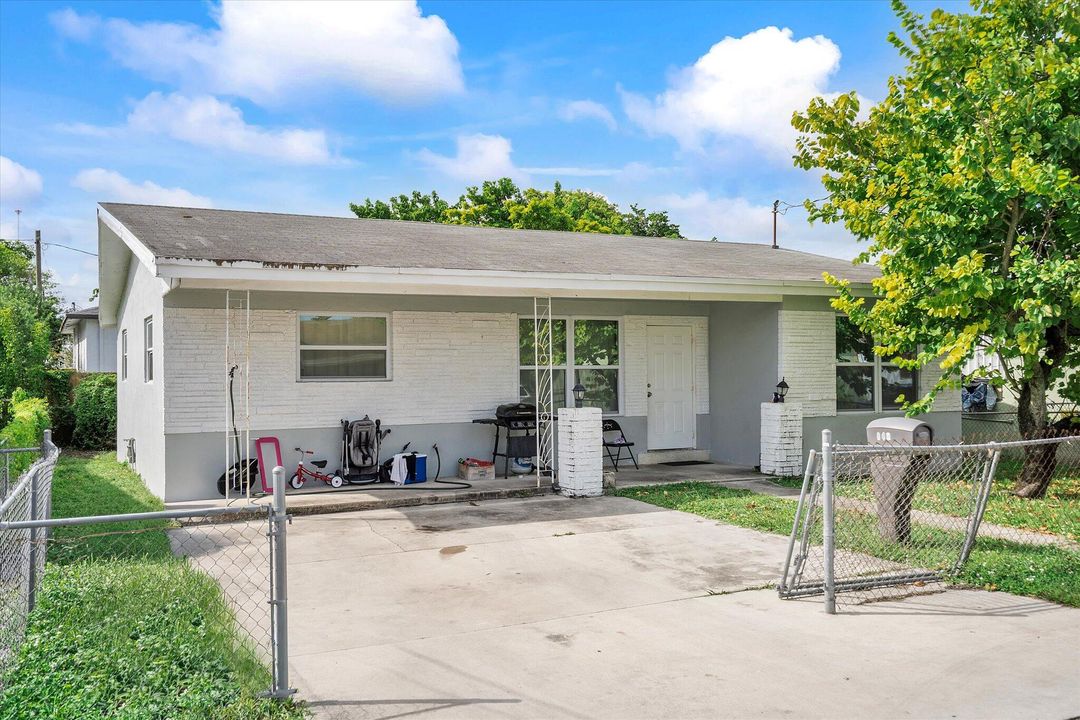 Active With Contract: $340,000 (2 beds, 1 baths, 1272 Square Feet)