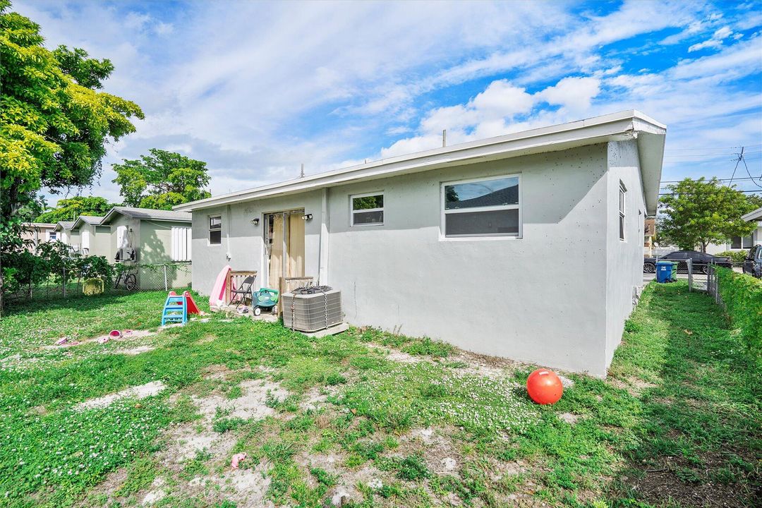 Active With Contract: $340,000 (2 beds, 1 baths, 1272 Square Feet)