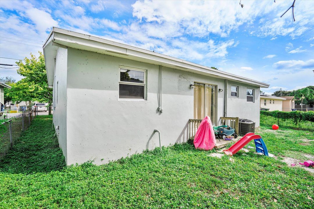 Active With Contract: $340,000 (2 beds, 1 baths, 1272 Square Feet)