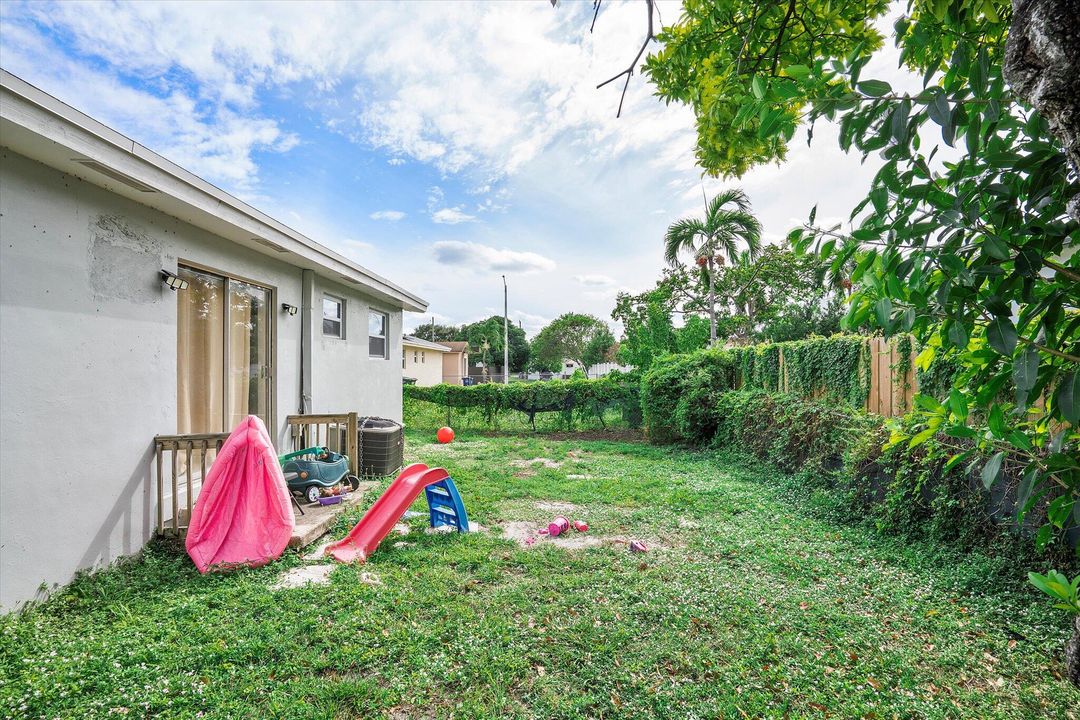 Active With Contract: $340,000 (2 beds, 1 baths, 1272 Square Feet)