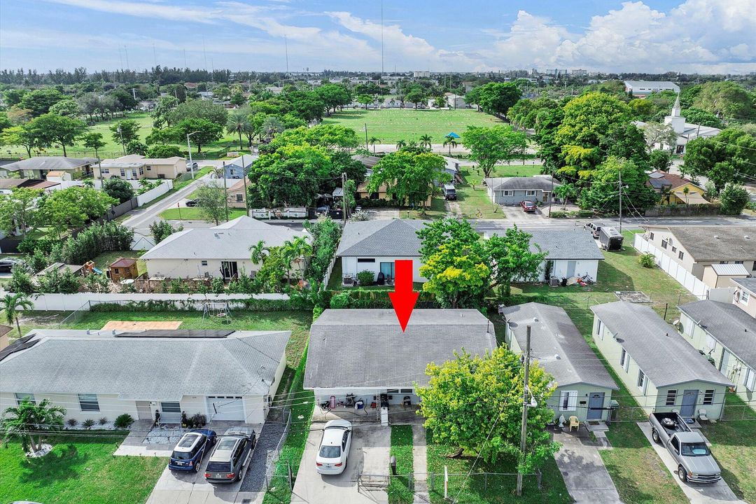 Active With Contract: $340,000 (2 beds, 1 baths, 1272 Square Feet)