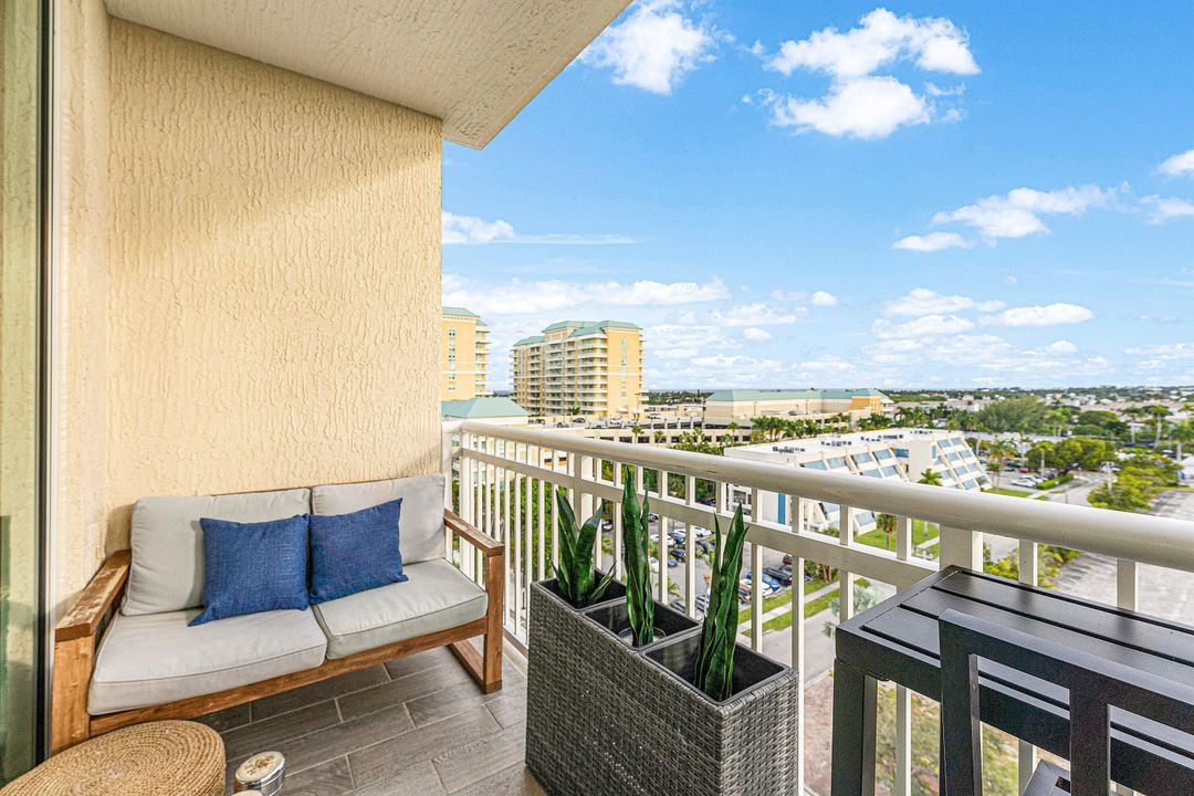 For Sale: $429,000 (2 beds, 2 baths, 1085 Square Feet)