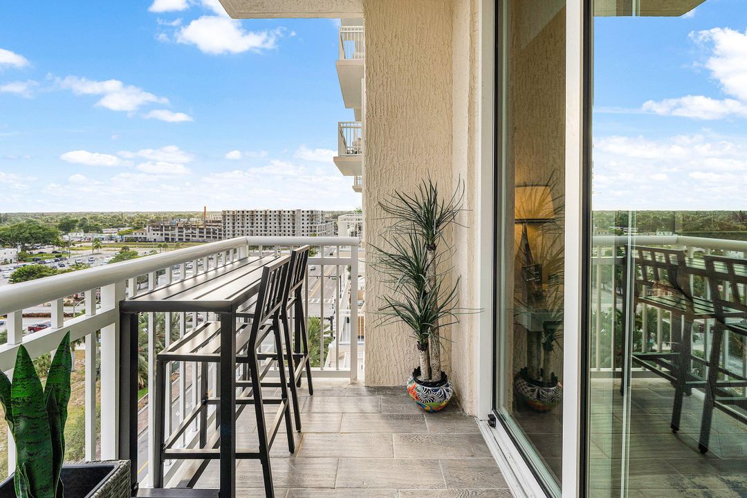 For Sale: $429,000 (2 beds, 2 baths, 1085 Square Feet)