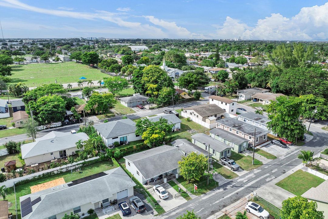 Active With Contract: $340,000 (2 beds, 1 baths, 1272 Square Feet)