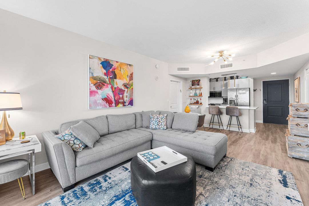 For Sale: $429,000 (2 beds, 2 baths, 1085 Square Feet)